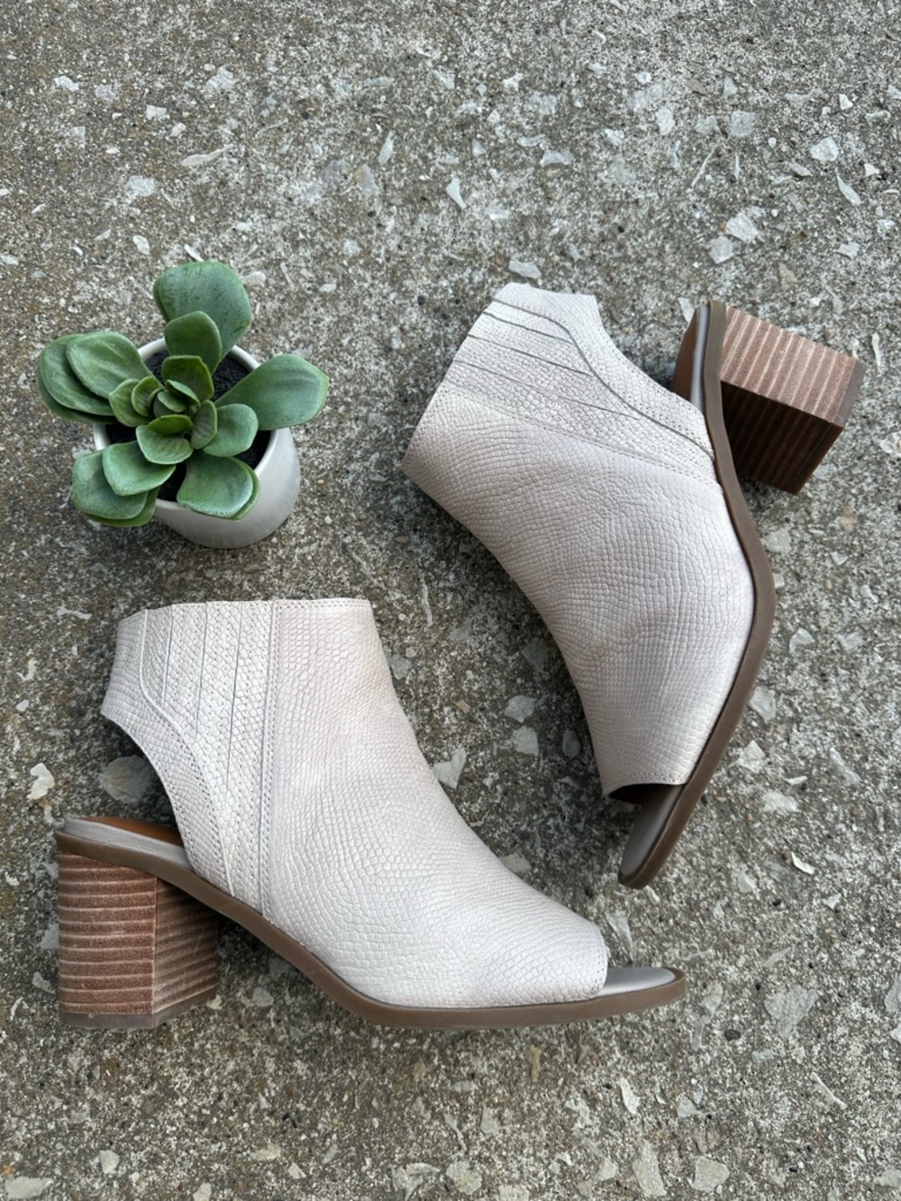 Lucky Brand | Tovinna Cream Leather Chunky Heeled Open Toe Sandals